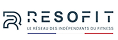 Logo RESOFIT: le réseau des indépendants du fitness. Un symbole R stylisé et une bande tricolore bleu-blanc-rouge française sont présents.