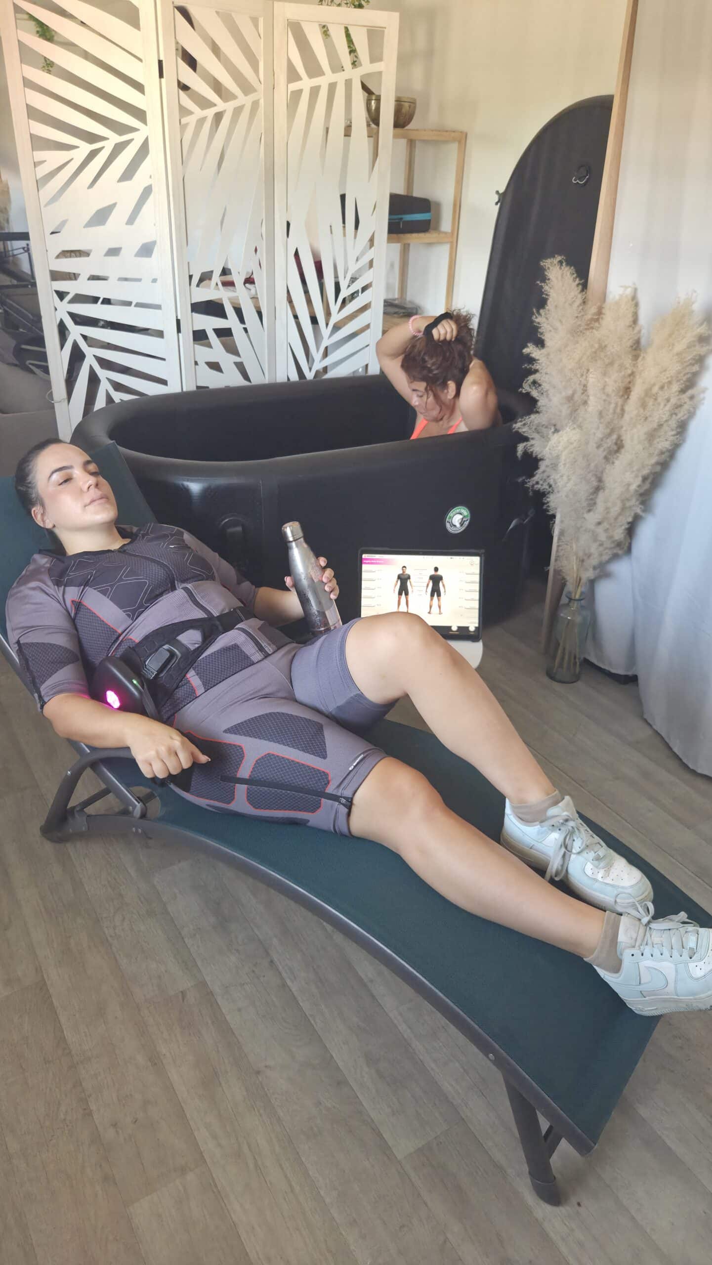 Récupération Sportive : EMS et Bain Froid pour le Bien-être Séance d'électrostimulation EMS et bain froid pour récupération sportive et bien-être physique.